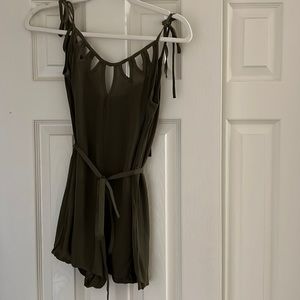 Boohoo - Molly cut out detail strappy playsuit in Khaki